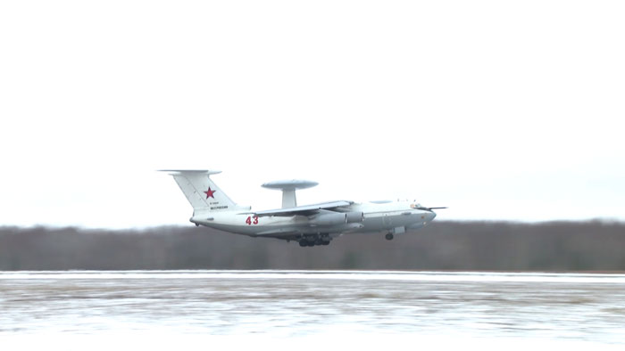Взрыв самолёта – фейк. Российский А-50 взлетел с аэродрома в Мачулищах