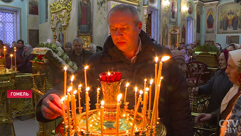 День, который зажигает свет в душах. С блинами от батюшки и праздничной программой Рождество отметили в Гомеле-25