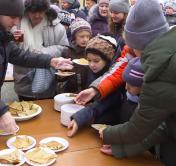 День, который зажигает свет в душах. С блинами от батюшки и праздничной программой Рождество отметили в Гомеле