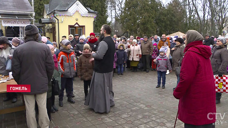 День, который зажигает свет в душах. С блинами от батюшки и праздничной программой Рождество отметили в Гомеле-17