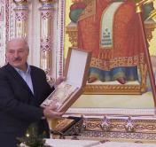 Александр Лукашенко преподнёс в дар храму Всех Святых икону