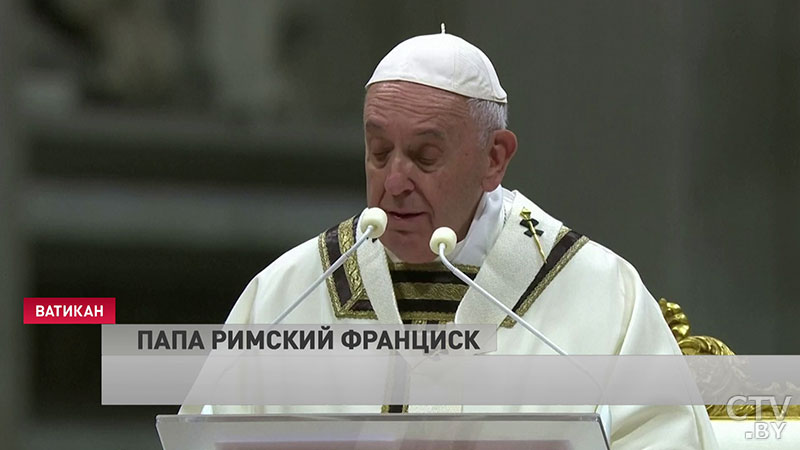 «Господь продолжает любить вас». Папа Римский Франциск поздравил католиков мира с Рождеством -10