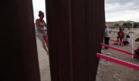В стене между США и Мексикой установили розовые качели
