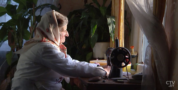 «Не надо никому завидовать, всем надо помогать». Ей почти 80, а она ткёт, вяжет, вышивает и учит этому других