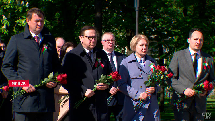 Руководство и сотрудники Администрации Президента возложили цветы к монументу «Танк-освободитель»-4