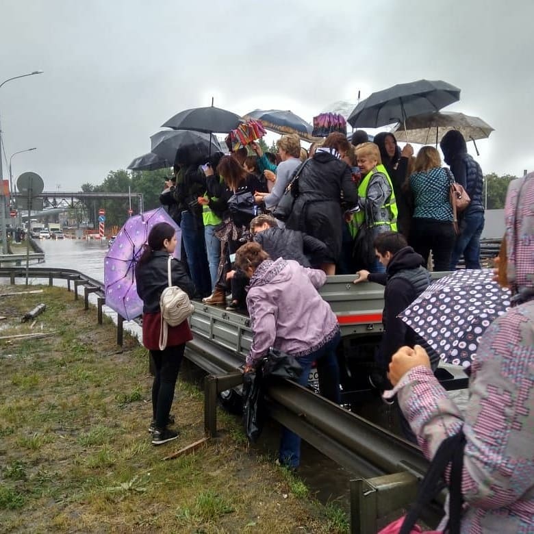 Воды по пояс. Затопление улиц в районе аэропорта Шереметьево в 11 фотографиях-20