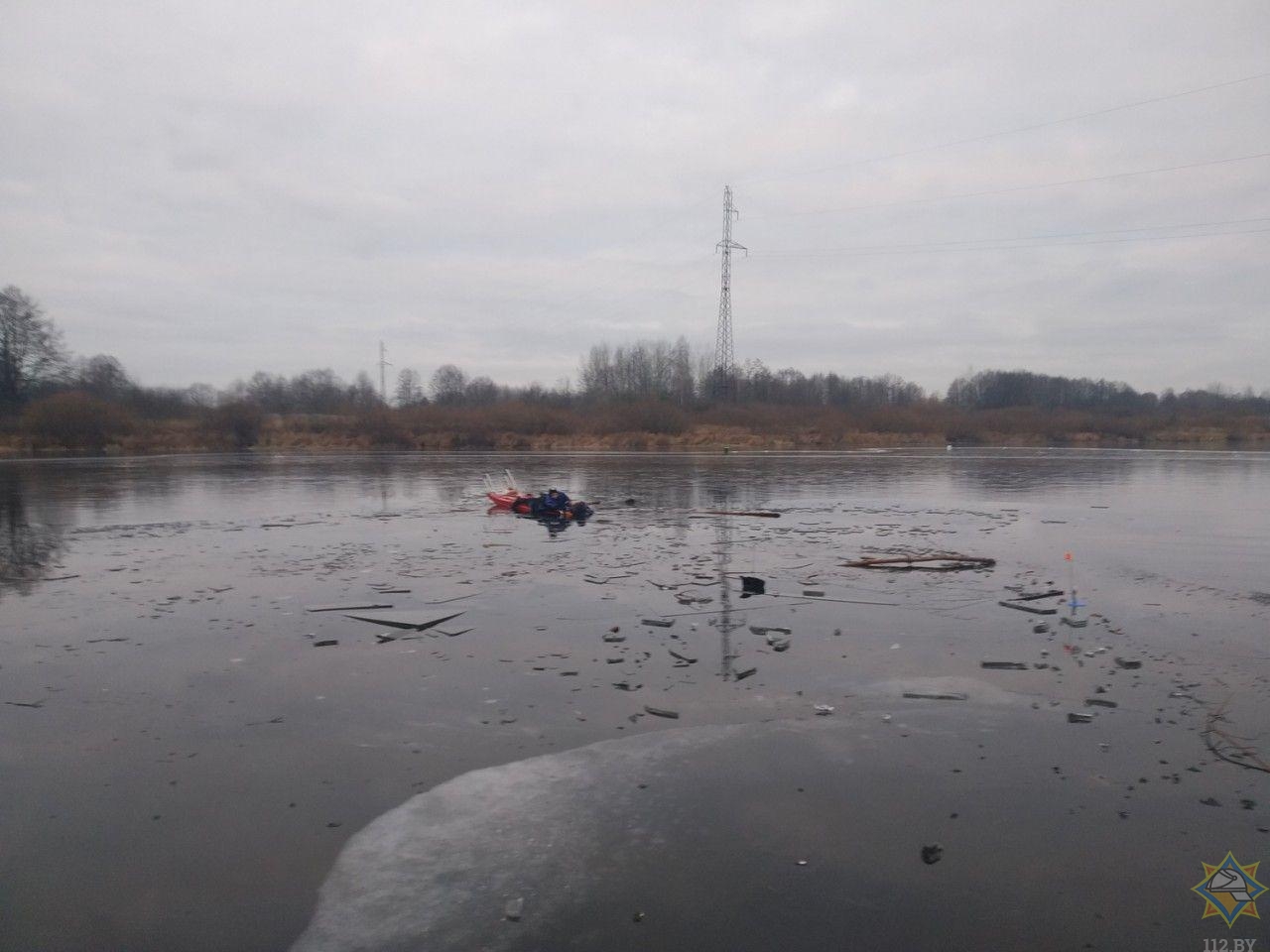 На Соже два рыбака вышли на первый лёд и провалились-1