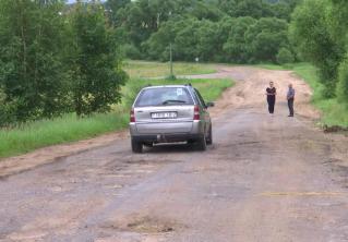 «Другой раз и не знаешь, где объехать». Больше половины дорог в Миорском районе требуют ремонта. Как решаются проблемы?