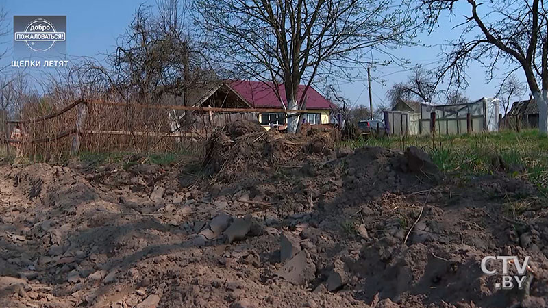 «Выворочена земля, снят плодородный слой». Зачем плодовый сад и забор дачника сельсовет сравнял с землей?-4