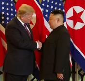 Трамп и Ким Чен Ын провели встречу в формате тет-а-тет в Ханое 