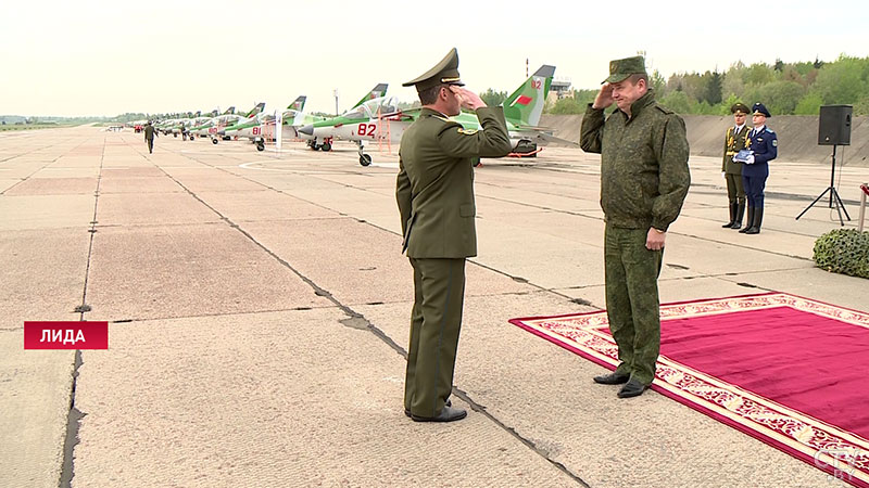 «Это учебно-боевой самолет». Новыми самолётами Як-130 пополнилась военная авиабаза в Лиде-14