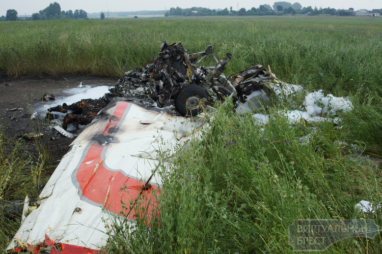 Под Брестом разбился самолет, два человека погибли -1