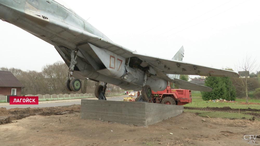 «Создать какое-то памятное место». В Логойске установили МиГ-29-1
