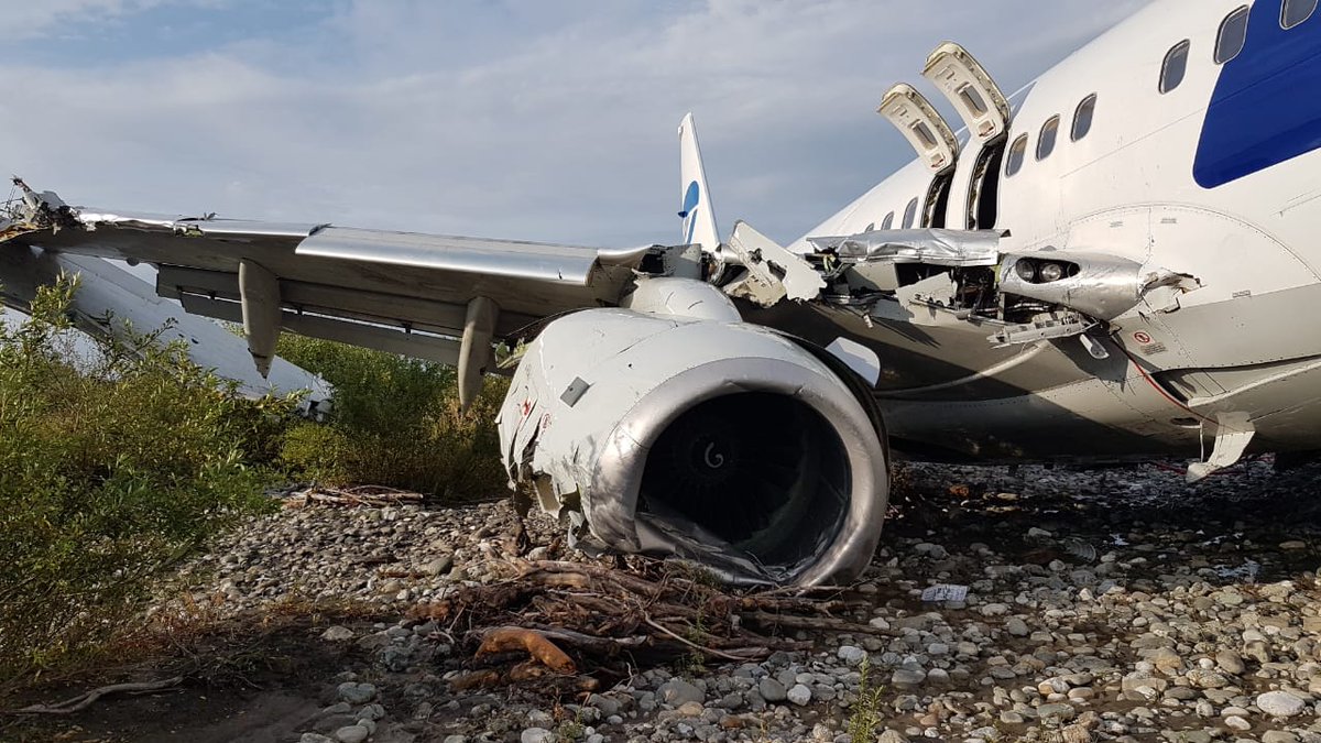 В Сочи после посадки самолёт скатился в реку и загорелся. Пострадали 18 человек-1