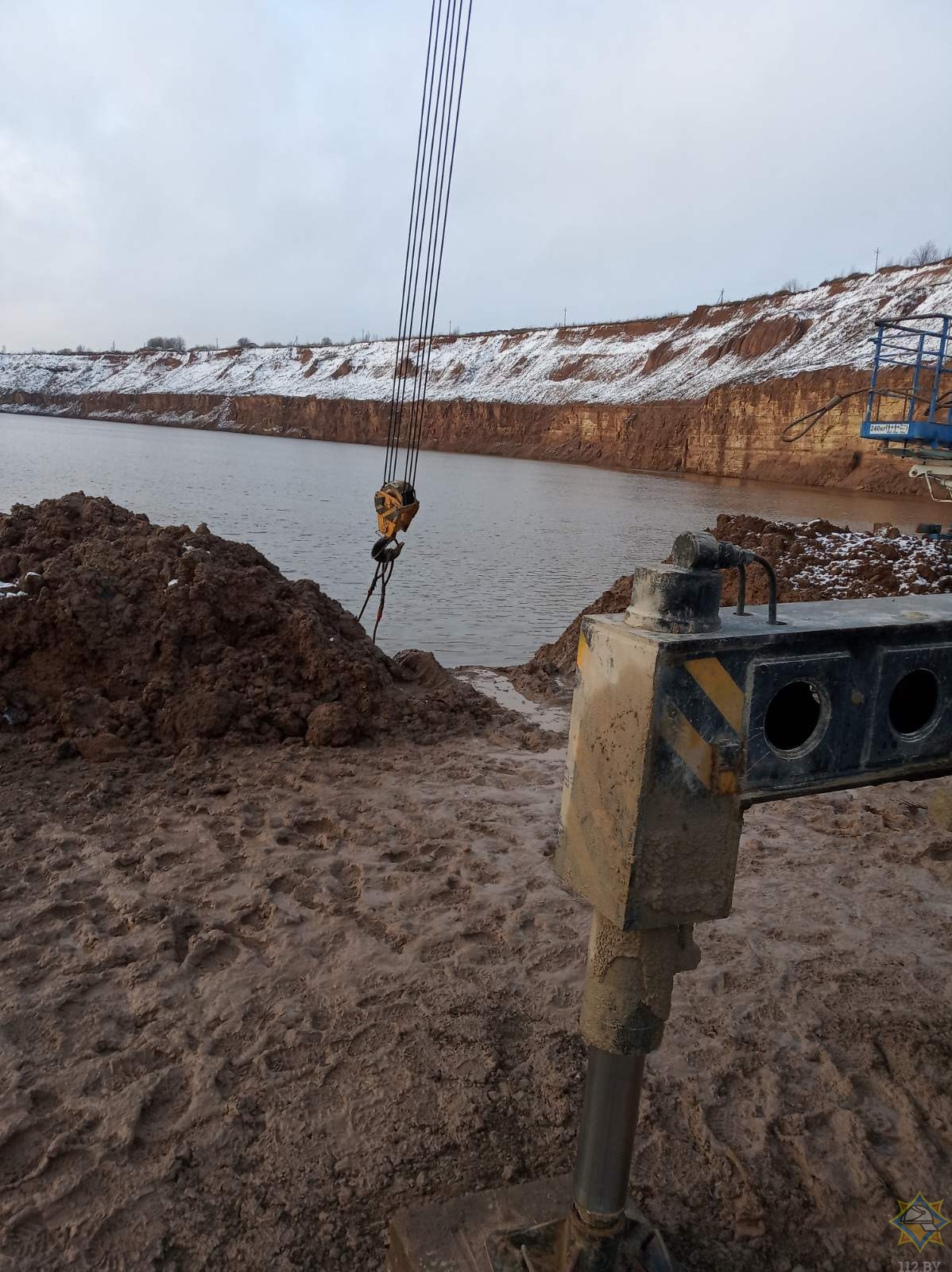 В Витебском районе самосвал ушёл под воду-1