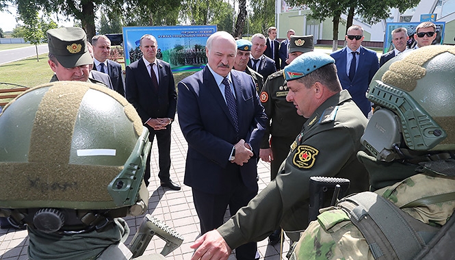 Новая форма, снайперские винтовки и экспозиция об афганцах. Что показали Президенту Беларуси в 5-й бригаде спецназначения 