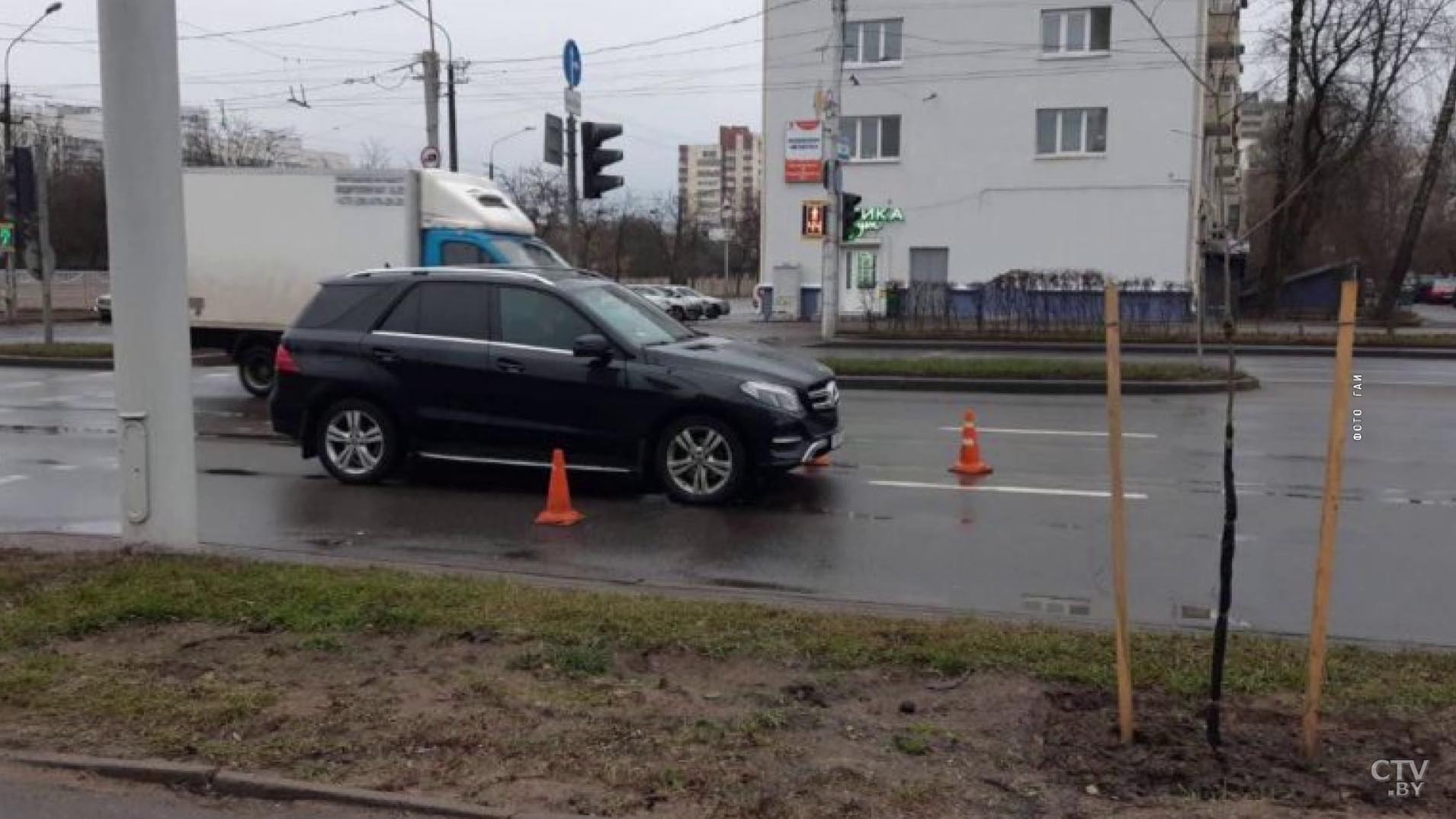 На Старовиленском тракте сбили женщину. Она переходила дорогу на зелёный-1