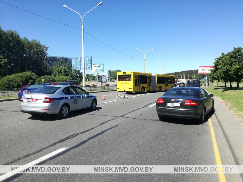 В Минске Audi сбила ехавшего впереди велосипедиста-1