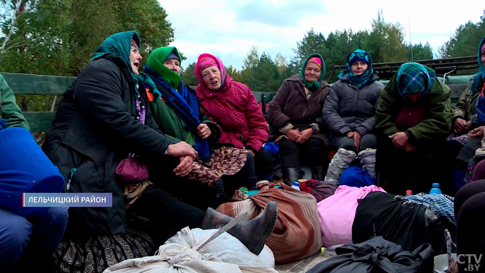 Эти бабушки в свои 80 ходят собирать клюкву. Для чего они это делают?-7