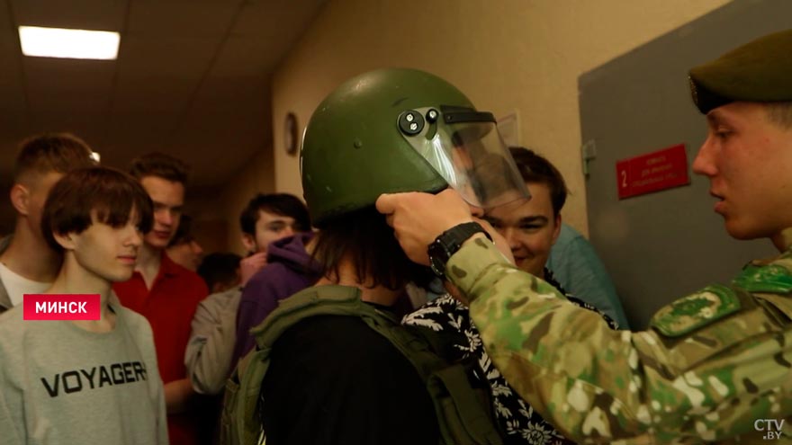 Многие захотели служить именно здесь. В в/ч 3214 прошёл ежегодный сбор со школьниками-1