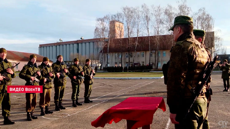 В 120-й зенитной ракетной бригаде состоялся ритуал принятия Военной присяги военнообязанными-10