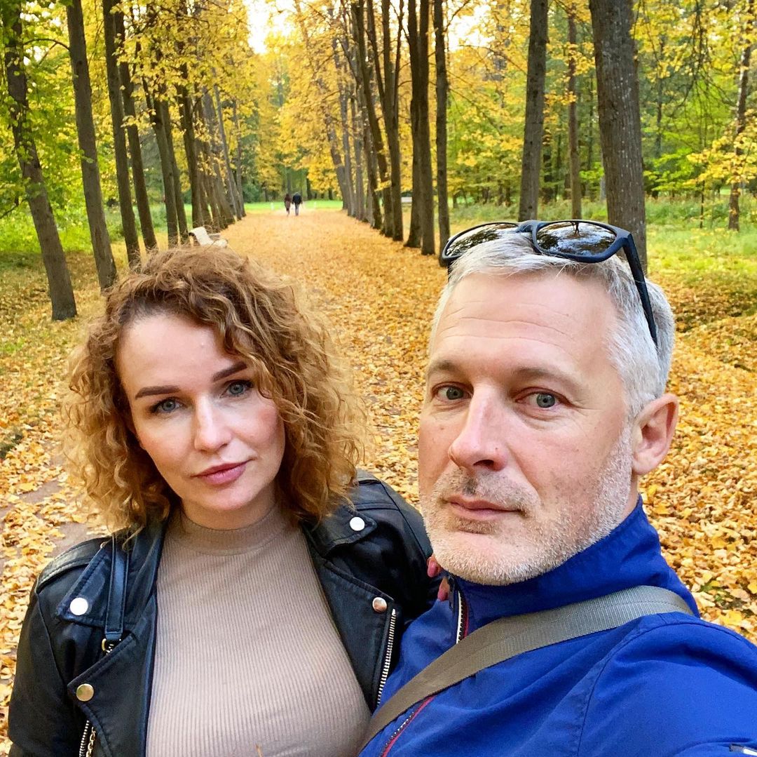 Женщина отвела седого мужа в салон красоты. Магия окрашивания волос омолодила мужчину на 10 лет -1