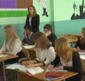«Сегодня дети уже поют гимн и не стесняются». Достаточно ли рассказывают в школах Беларуси о значимых датах?