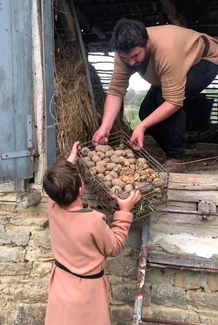 Делают натуральный шампунь и готовят на огне. Семейная пара выбрала жизнь в горах и ни разу не пожалела -4