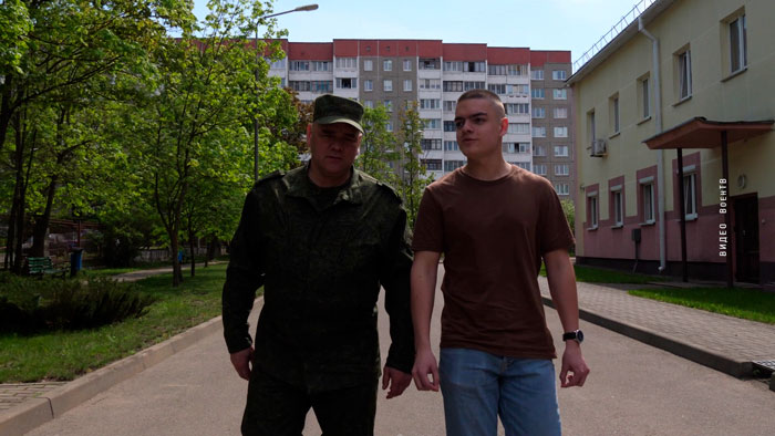 «Армия делает из мальчиков мужчин». Глава семьи призван на сборы, а его сын – на срочную службу. Вот что они рассказали