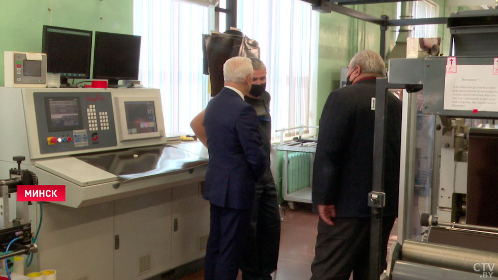 Здесь печатают Конституцию и паспорта граждан Беларуси. Сенатор Сергей Рачков посетил Дом печати-1