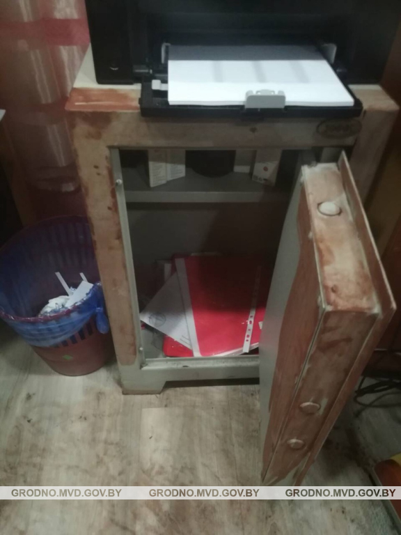 В Гродно официант похитил деньги из сейфа на работе и уехал в Москву