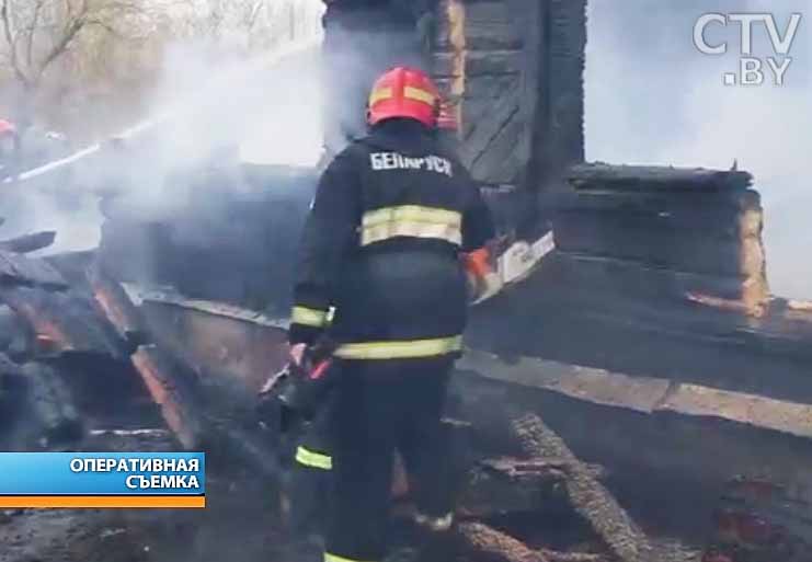 В Минске сгорел частный дом, а сильный ветер едва не стал причиной стремительного распространения огня на соседние постройки В Минске сгорел частный дом, а сильный ветер едва не стал причиной стремительного распространения огня на соседние постройки