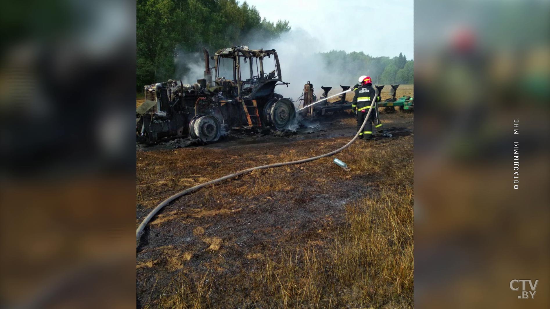 Трактор сгорел во время работы в Мядельском районе-1