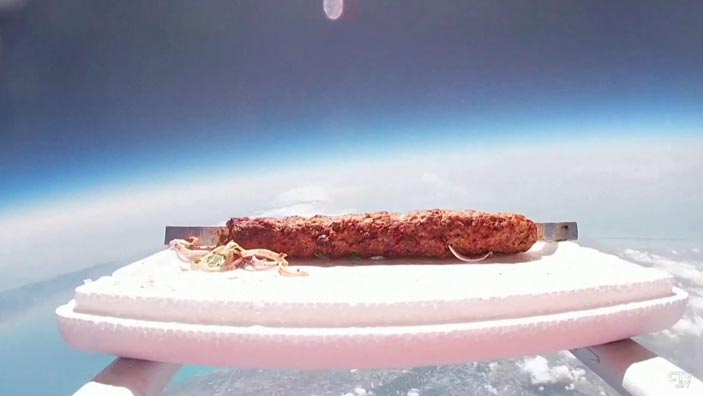 Кебаб взлетел на высоту в 35 километров и упал. Необычная акция ко Дню космонавтики в Турции Кебаб взлетел на высоту в 35 километров и упал. Необычная акция ко Дню космонавтики в Турции