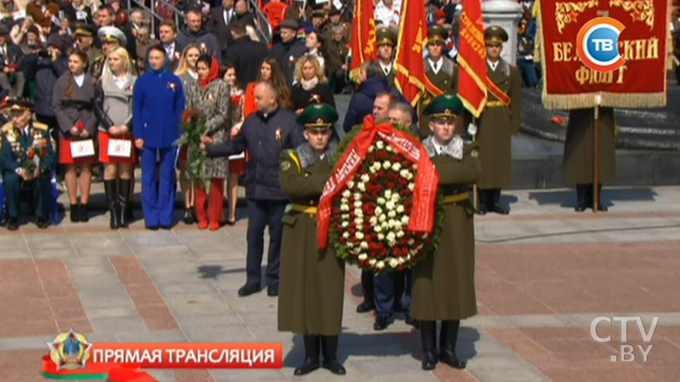 Фотофакт: Республиканская акция «Беларусь помнит!» с возложением венков к монументу Победы-25