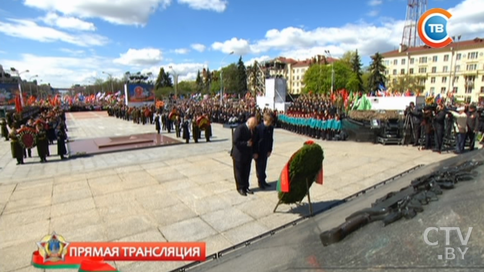 Фотофакт: Республиканская акция «Беларусь помнит!» с возложением венков к монументу Победы-45