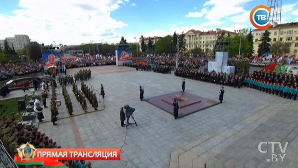 Фотофакт: Республиканская акция «Беларусь помнит!» с возложением венков к монументу Победы-91