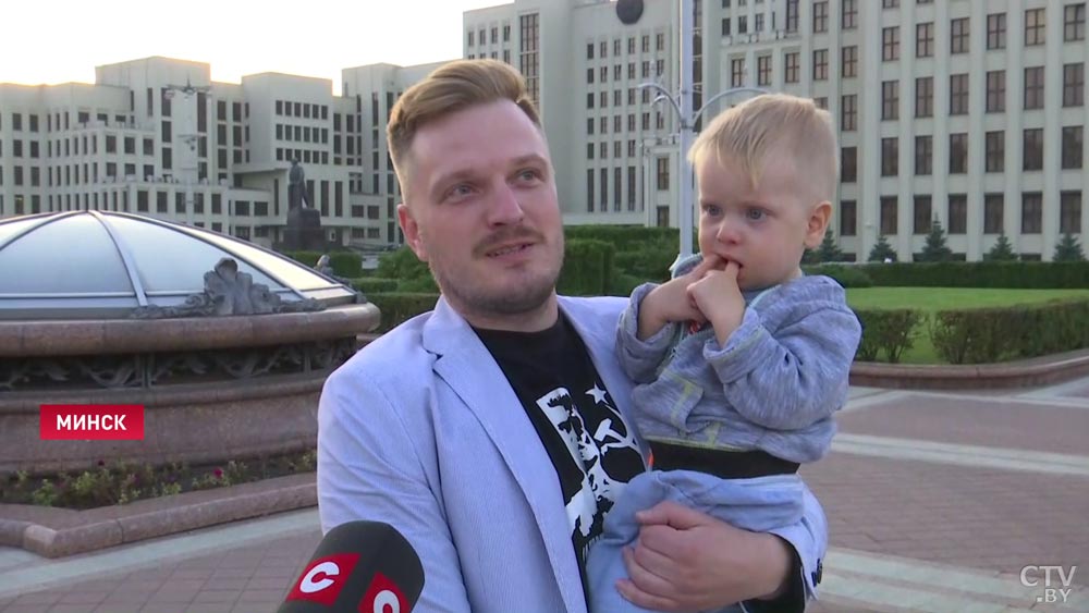 В центре Минска организовали шествие с государственным флагом: «Хотелось бы будущего мирного, спокойного»-7