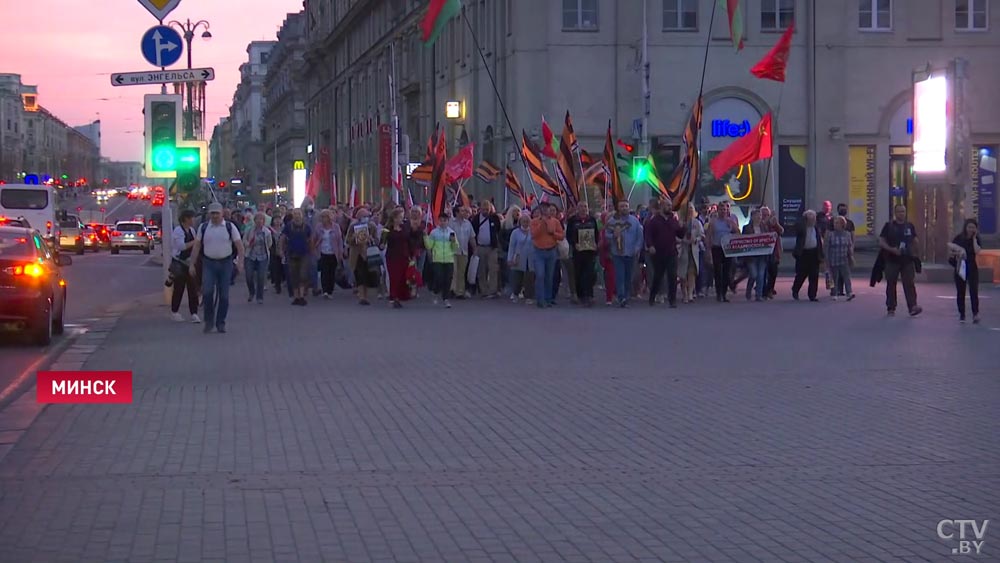 В центре Минска организовали шествие с государственным флагом: «Хотелось бы будущего мирного, спокойного»-10