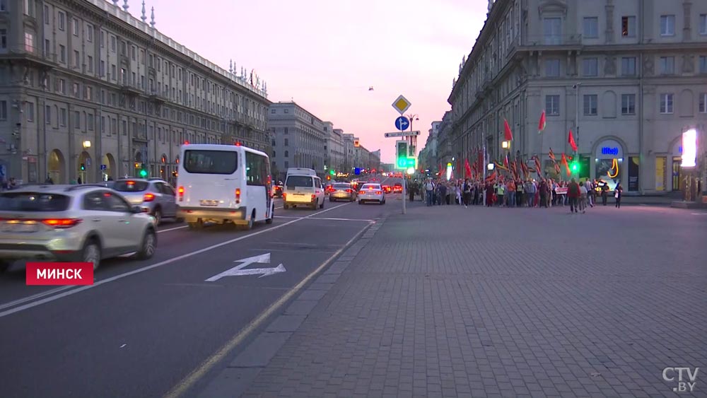 В центре Минска организовали шествие с государственным флагом: «Хотелось бы будущего мирного, спокойного»-1