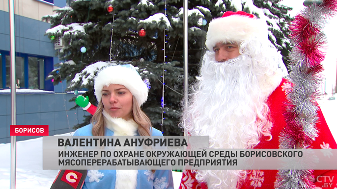 «Праздник уже давно всем полюбился». Более 100 пар Дедов Морозов и Снегурочек вышли на парад в Борисове-7