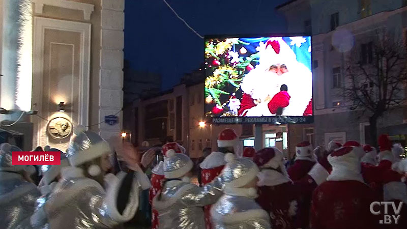 «Деды Морозы, шагом марш!» В Могилёве полторы сотни новогодних персонажей устроили праздник для жителей-3