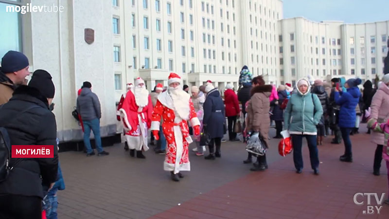 «Дед Мороз – чемпион». Шествие новогодних персонажей состоялось в Могилёве -1