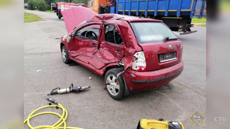 Грузовик столкнулся с Skoda Fabia в Минском районе: водителя деблокировали спасатели-1