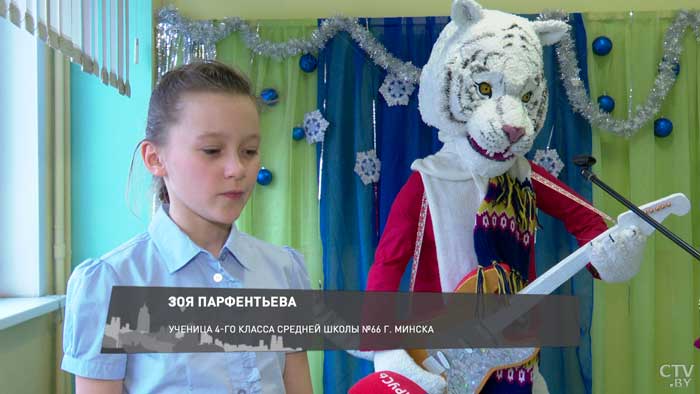 «Делаем пряничных человечков, мне это очень нравится». В этой школе дети сами придумали и сделали все новогодние украшения-19