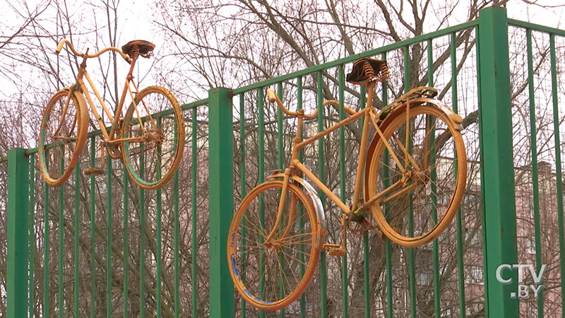 «Замужняя женщина: головной убор – из бумаги, бусы – из счётов, а пояс – из автомобильного ковра». Чему учат в минской экологической гимназии?-25