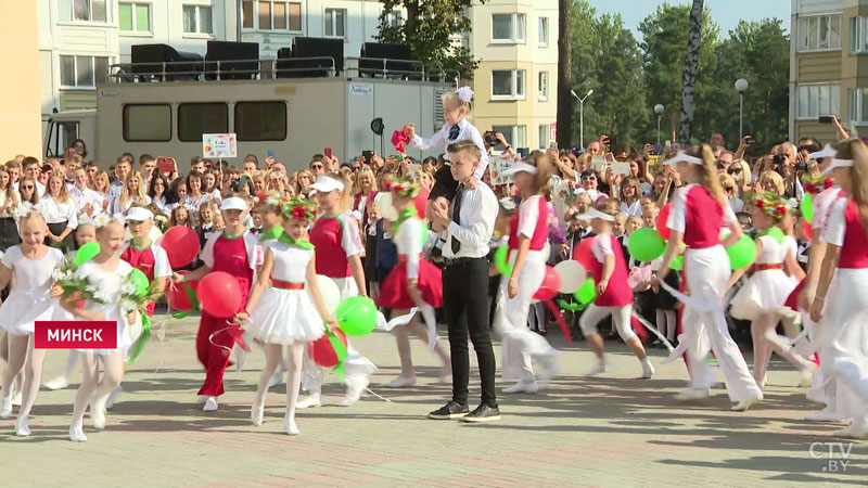 Президент Беларуси на линейке в новой школе в Минске: «Надо преодолеть себя и получить максимум»-34