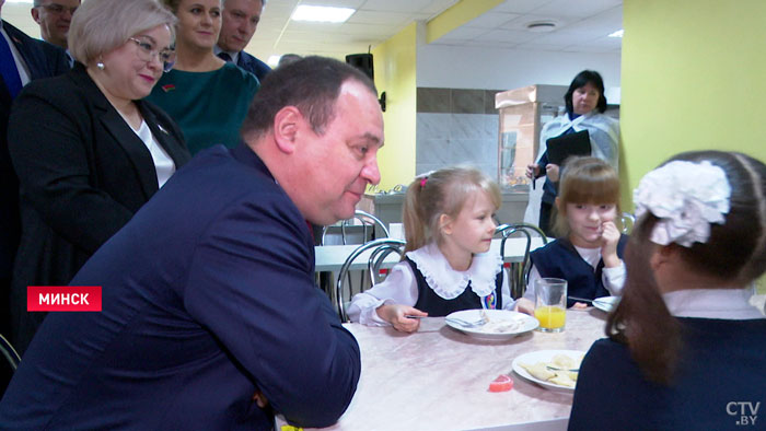 Шашлыки, пельмени, куриные маффины. Премьер-министр побывал в минской школе и оценил обновлённое меню-6