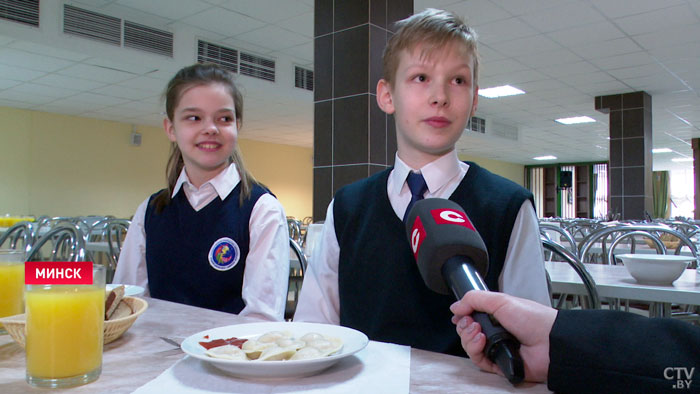 Шашлыки, пельмени, куриные маффины. Премьер-министр побывал в минской школе и оценил обновлённое меню-9