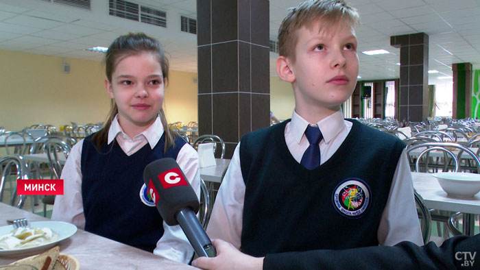 Шашлыки, пельмени, куриные маффины. Премьер-министр побывал в минской школе и оценил обновлённое меню-12